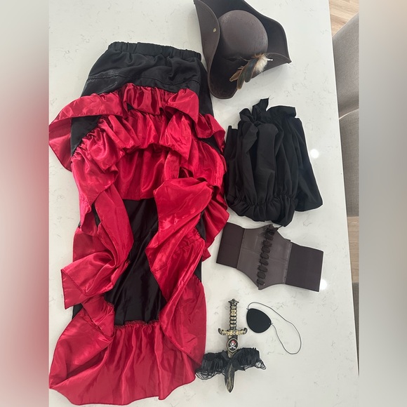 Pirate Costume with Extra Accessories - Picture 3 of 6